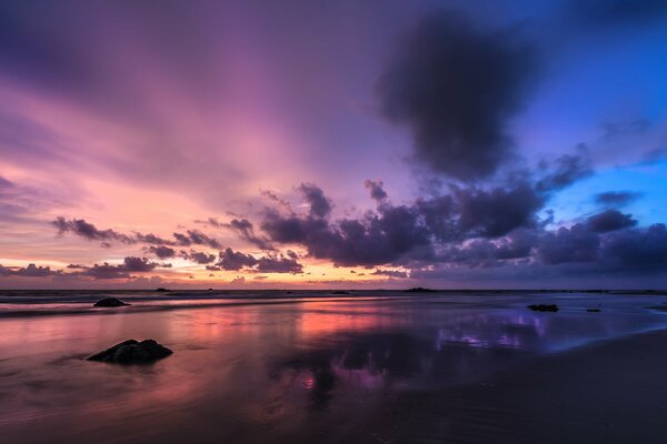 Golfe du Bengale. Coucher de soleil sur la rive