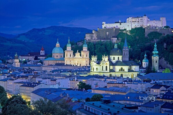 La ciudad de la noche en las luces. Catedral de Salzburgo