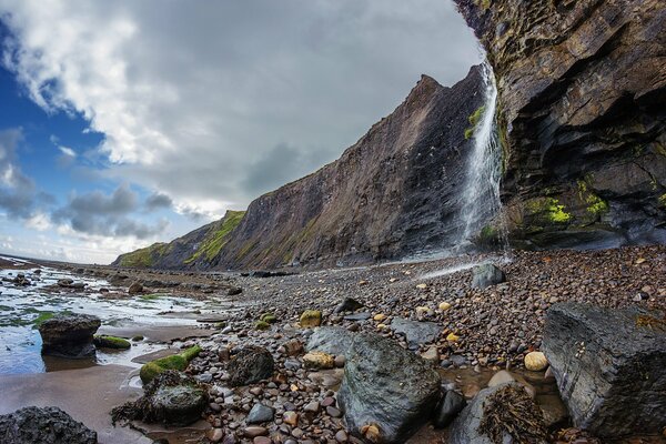 Costa rocciosa con cascata paesaggio