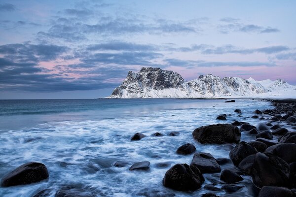 Montagne innevate surf sul mare