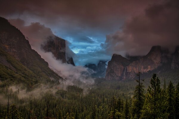 Montañas en el parque nacional de Yosemite