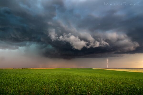 Storm warning before a thunderstorm