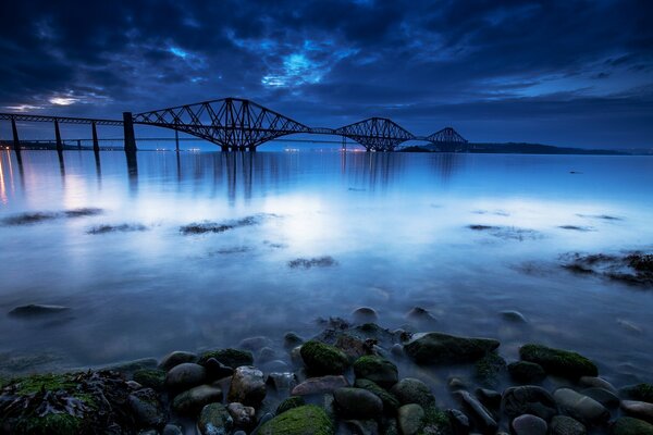 Fort Bridge sur fond de ciel nuageux du soir