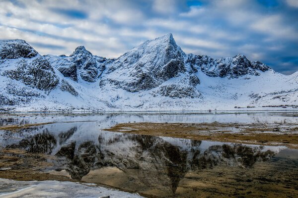 Paisaje montañas nieve