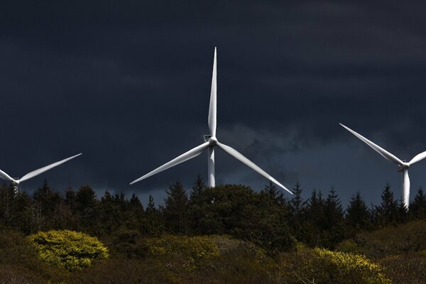 Molinos de viento en el fondo del cielo atronador