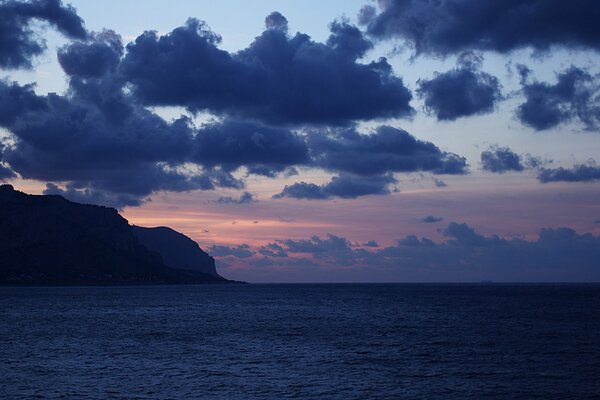 Das Mittelmeer in Sizilien vor dem Hintergrund der abendlichen Felsen