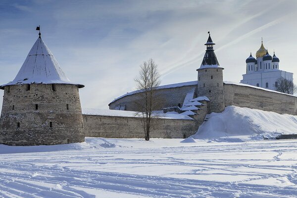 Muro de la catedral en invierno nevado