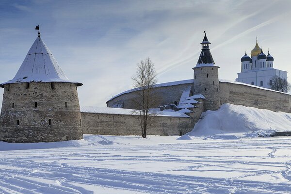 Стена собора снежной зимой