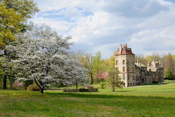 Primavera en Pensilvania. Árboles en flor cerca del castillo