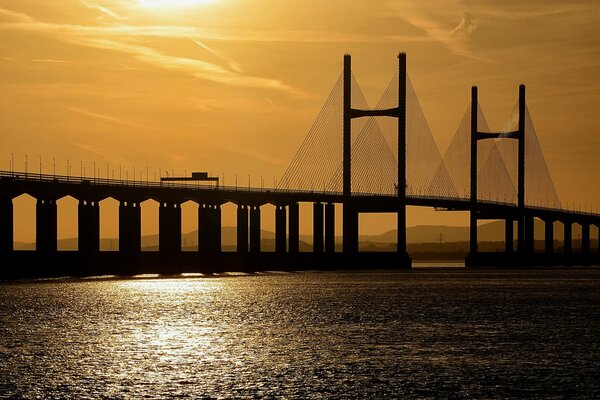 Sonnenuntergang auf der Brücke. Bucht im Sonnenuntergang