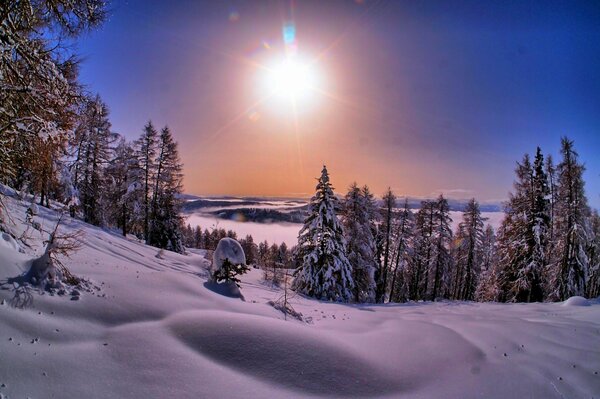 Naturaleza de invierno puesta de sol blanca