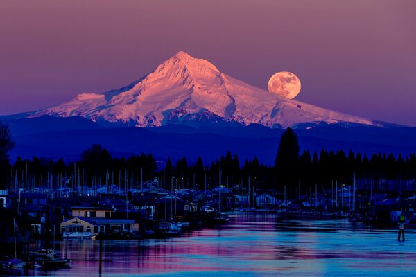 Mond am violetten Himmel inmitten eines Berges