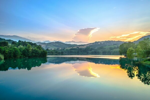 Italien Die Morgendämmerung spiegelt sich im Fluss wider