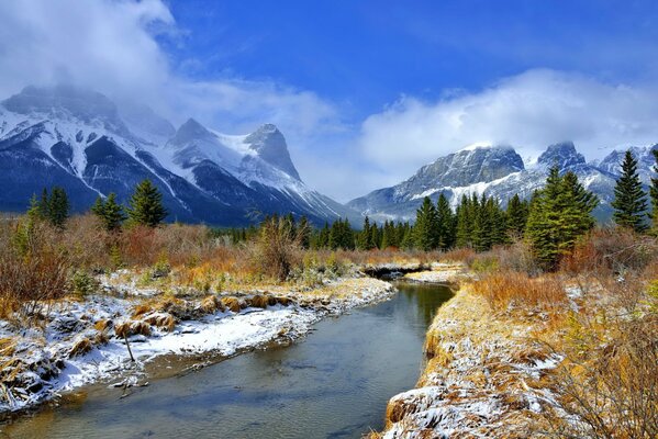 Fiume tra montagne e neve