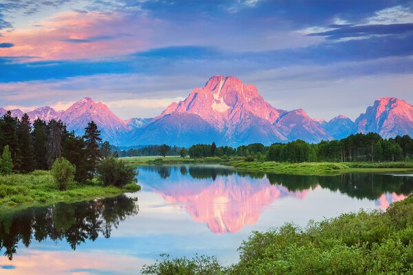 The game of colors of the Wyoming National Park. Admire it in the morning