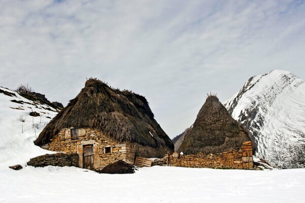 Maisons dans les montagnes enneigées de l Espagne