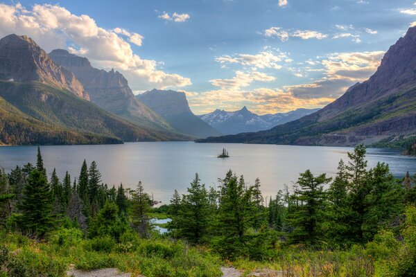 États-Unis, Montana, parc National de glacier, ciel au-dessus du lac entre les montagnes
