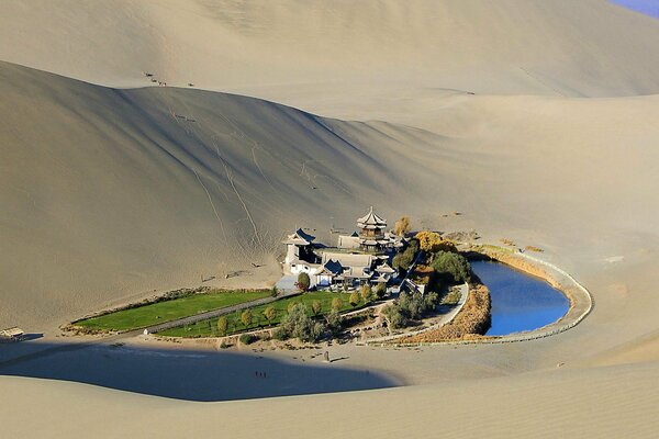 Пруд среди пустынных песков
