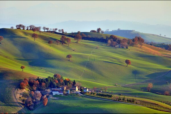 Rustikale Landschaft von Bergen und Feldern in Italien