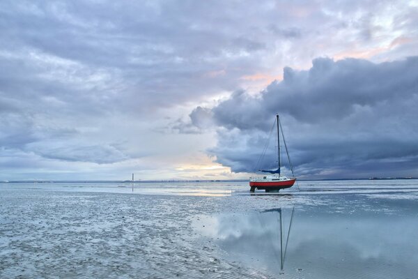 Ein einsames Boot im Meer. Landschaft