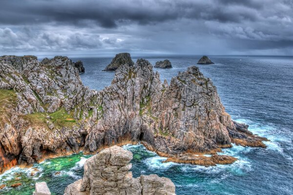 Felsen im Meer. Schlagende Wellen