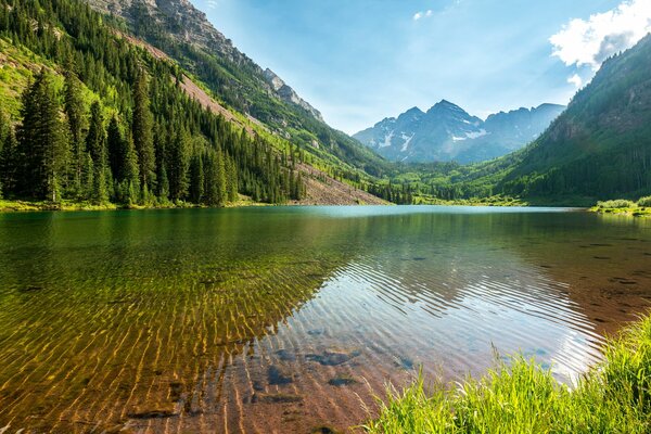 Das reinste, klare Wasser des Bergsees