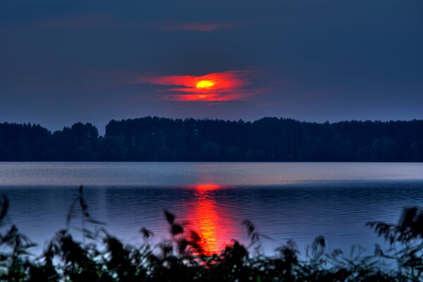 Reflet d un coucher de soleil sanglant dans l eau