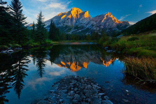 Naturaleza con montañas, puesta de sol en el lago