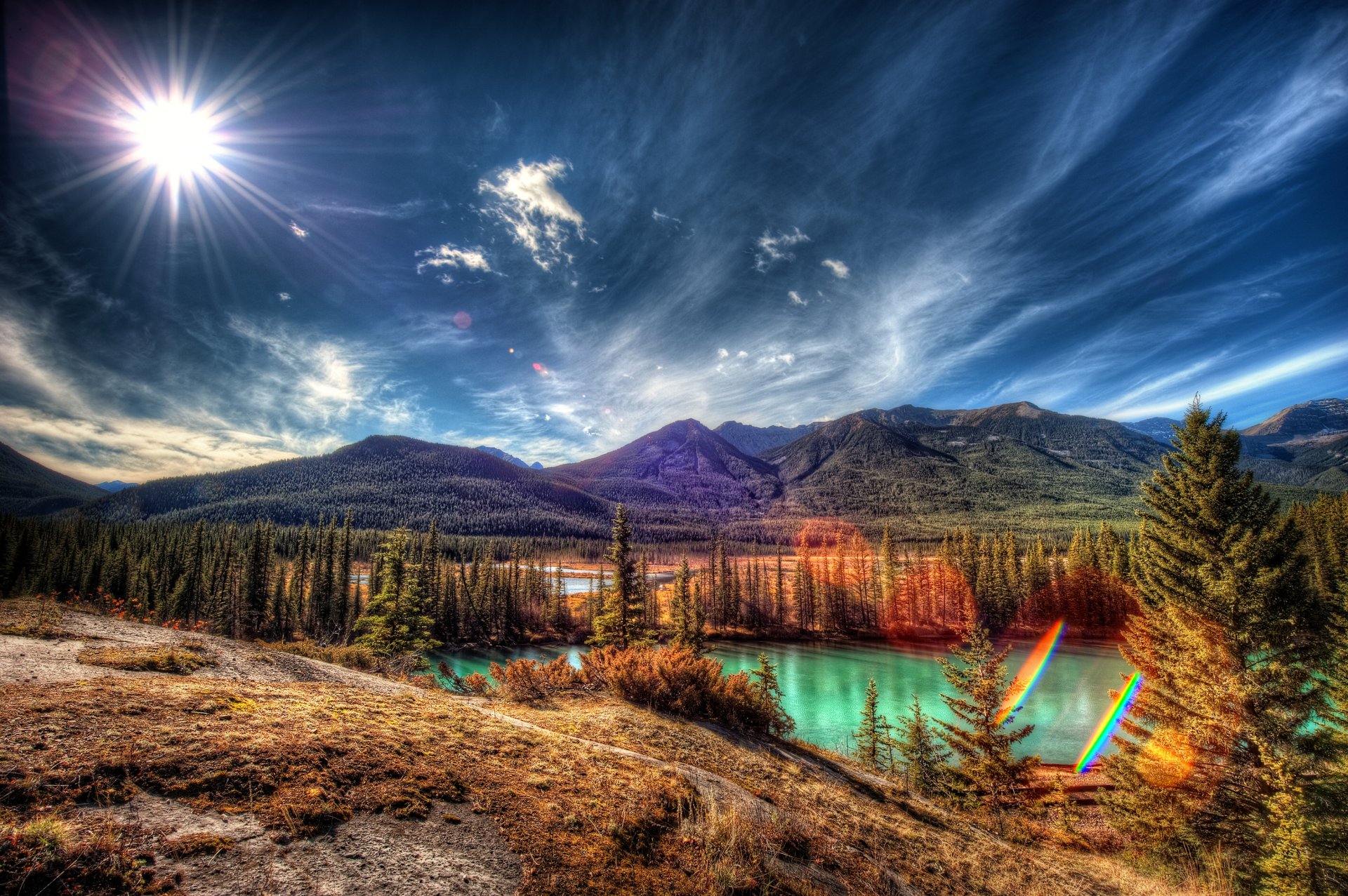 park narodowy banff alberta kanada niebo chmury słońce promienie góry drzewa jezioro blask