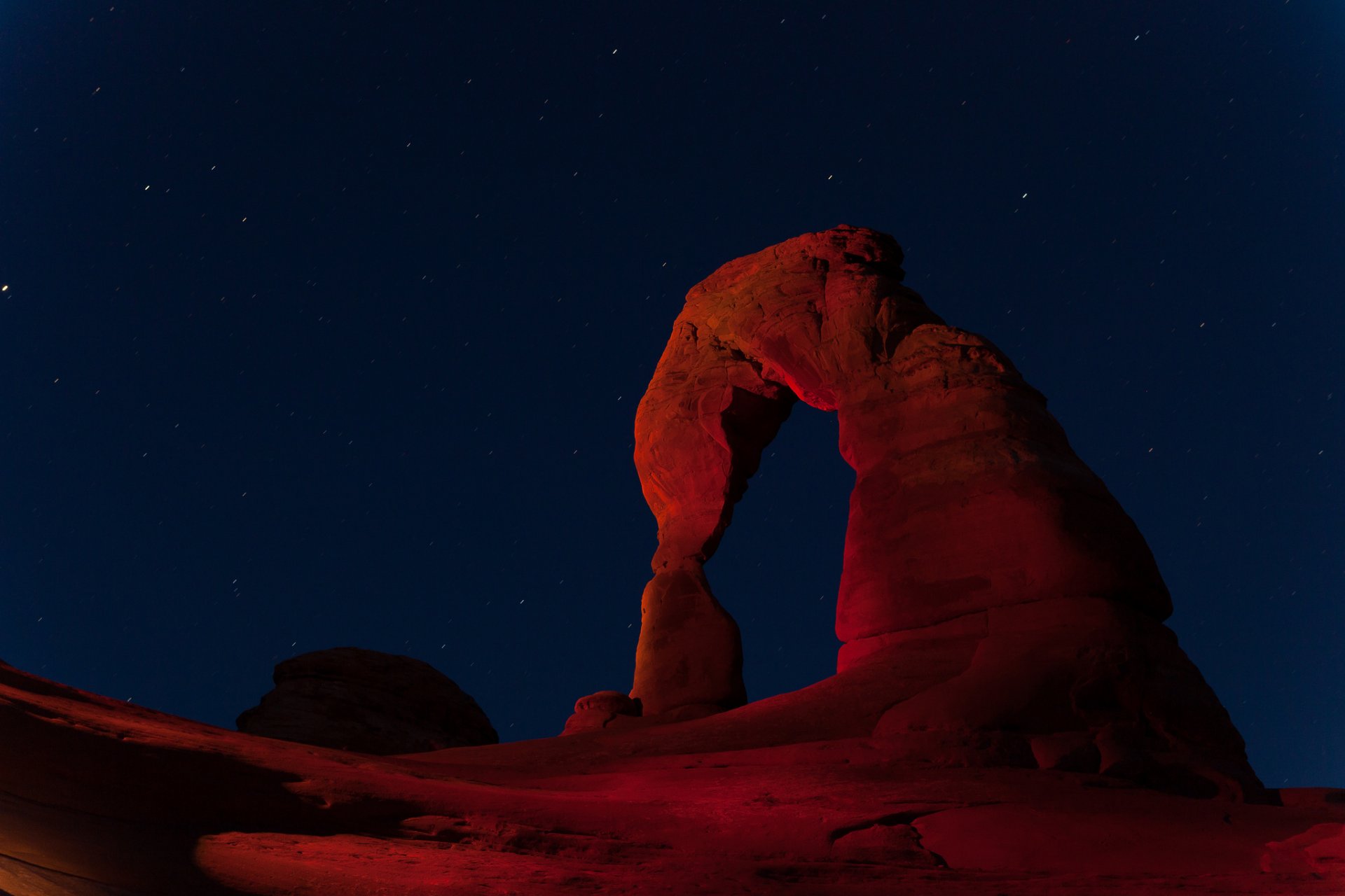 parque nacional de arcos utah cañón noche roca arco cielo estrellas