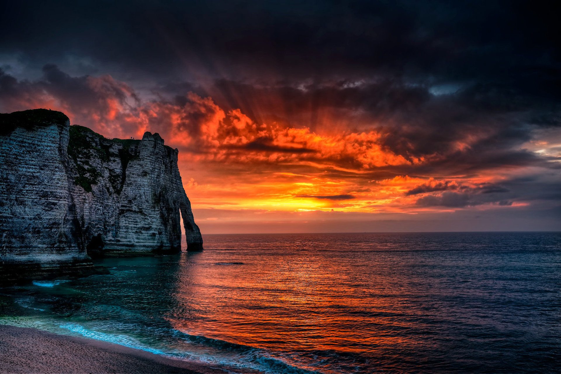 etretat francia mar normandía roca sol puesta de sol rayos nubes paisaje