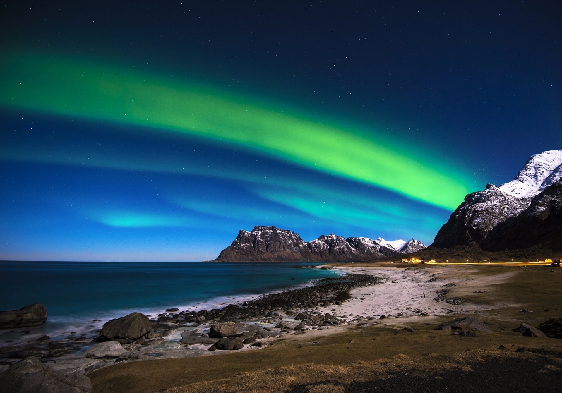 lofoten norvegia mare di norvegia lofoten aurora boreale cielo mare montagna costa pietre