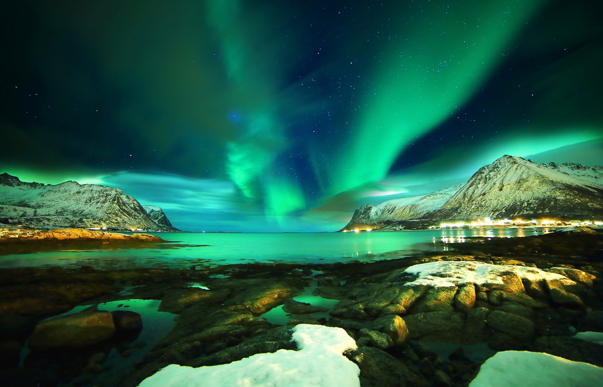 lofoten noruega lofoten aurora boreal montañas mar rocas nieve noche estrellas