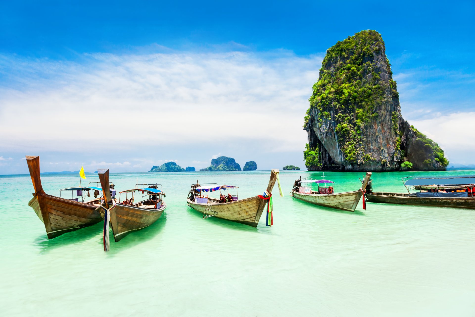 tropisches paradies meer küste felsen bäume boote