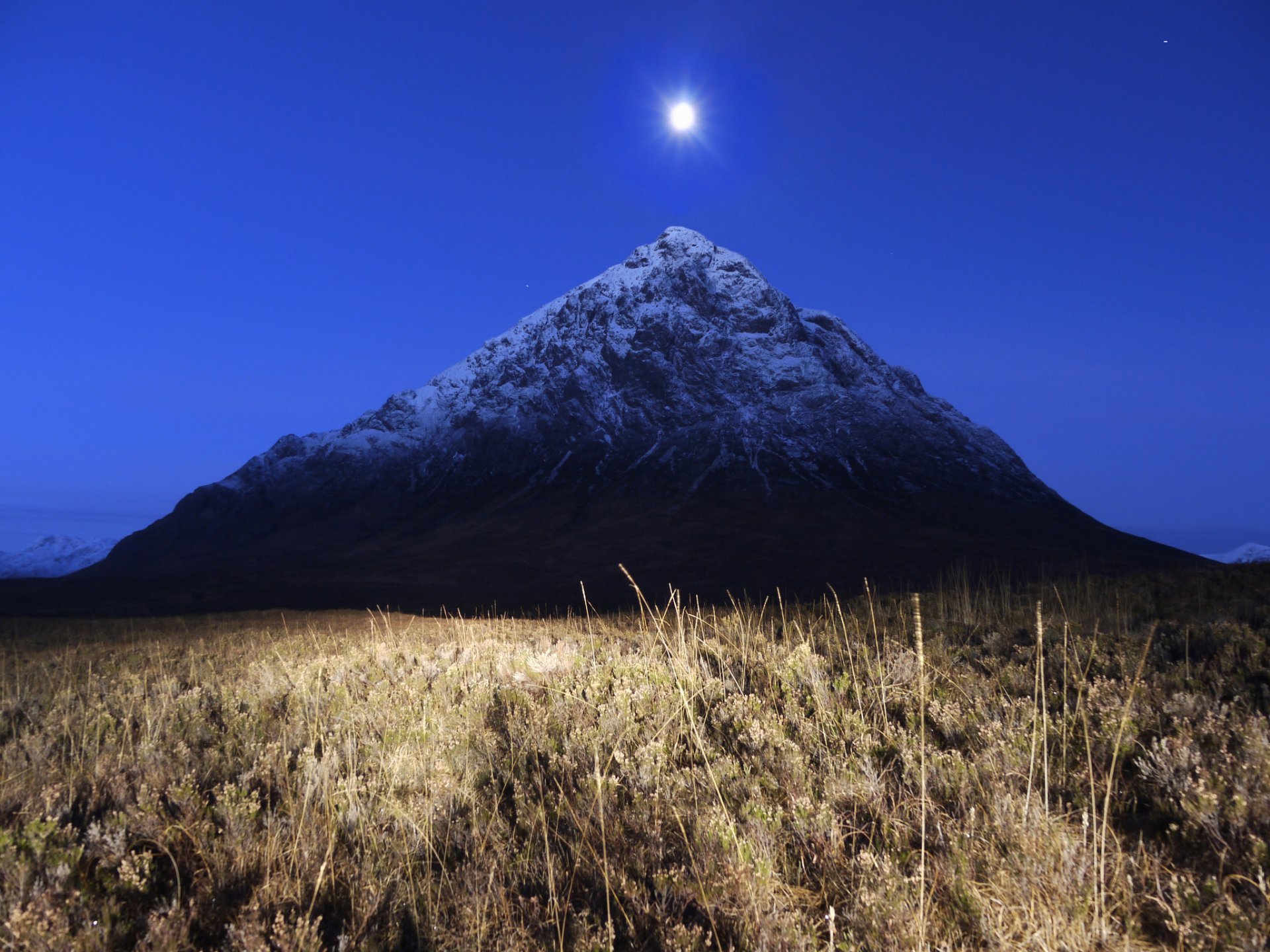 notte montagna luna campo erba