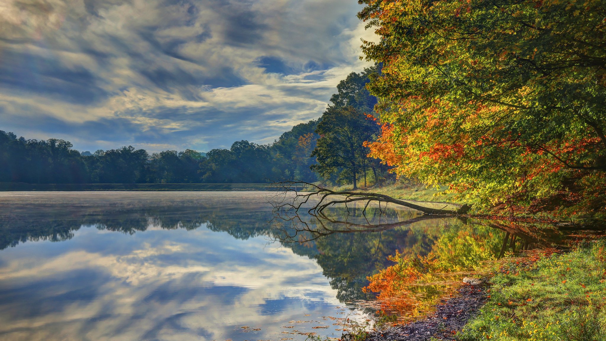 naturaleza cielo nubes río agua bosque parque árboles hojas colorido otoño caída colores paseo montañas