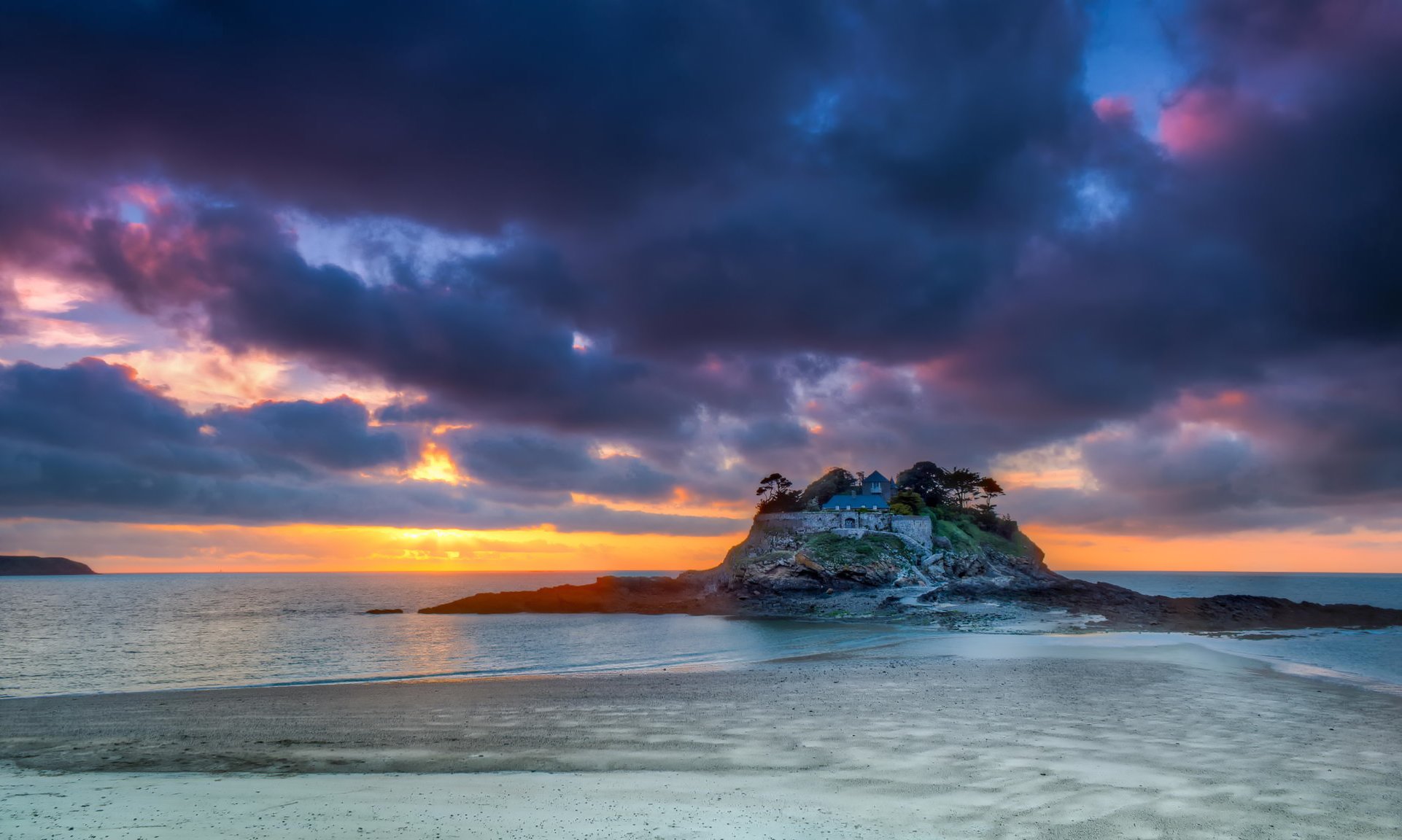 frankreich meer küste strand wolken himmel abend sonnenuntergang rock haus