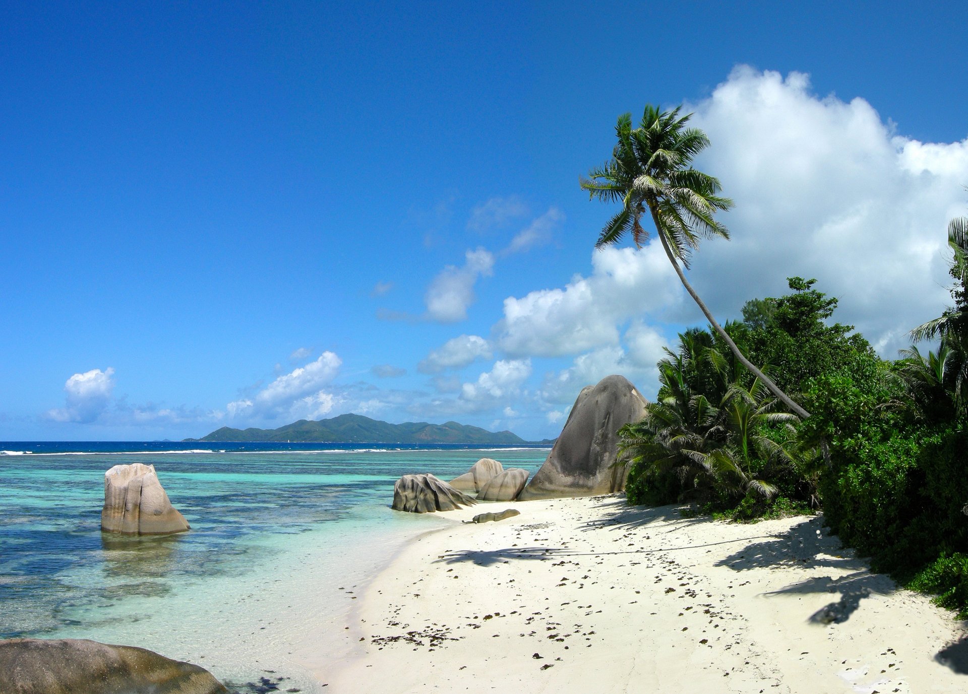 tropen himmel wolken meer berge insel palme sand steine