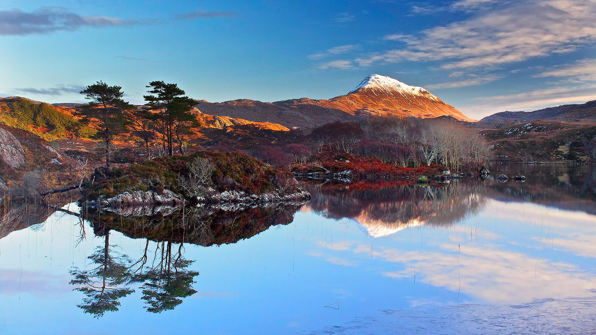 escocia cielo nubes puesta de sol montañas nieve lago árboles reflexión isla mar