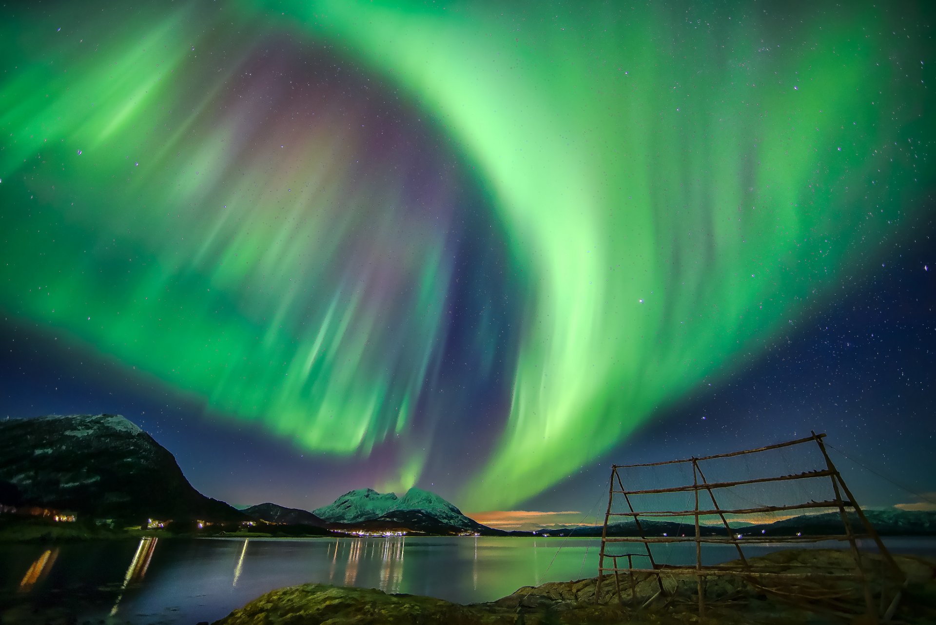 resplandor aurora boreal cielo estrellas montañas noche