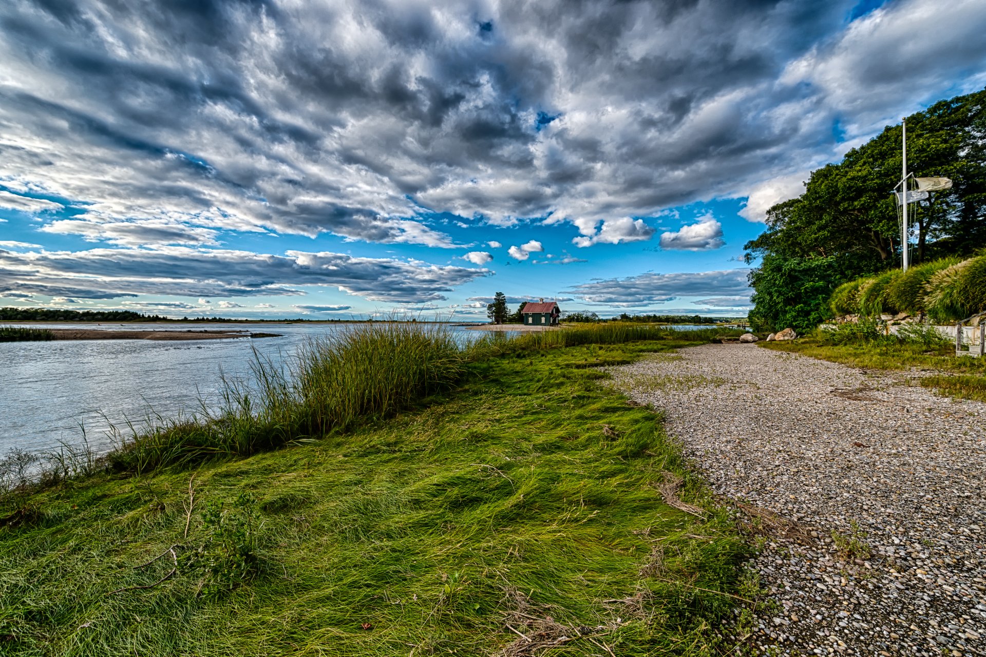 cielo nuvole fiume riva casa erba natura strada alberi