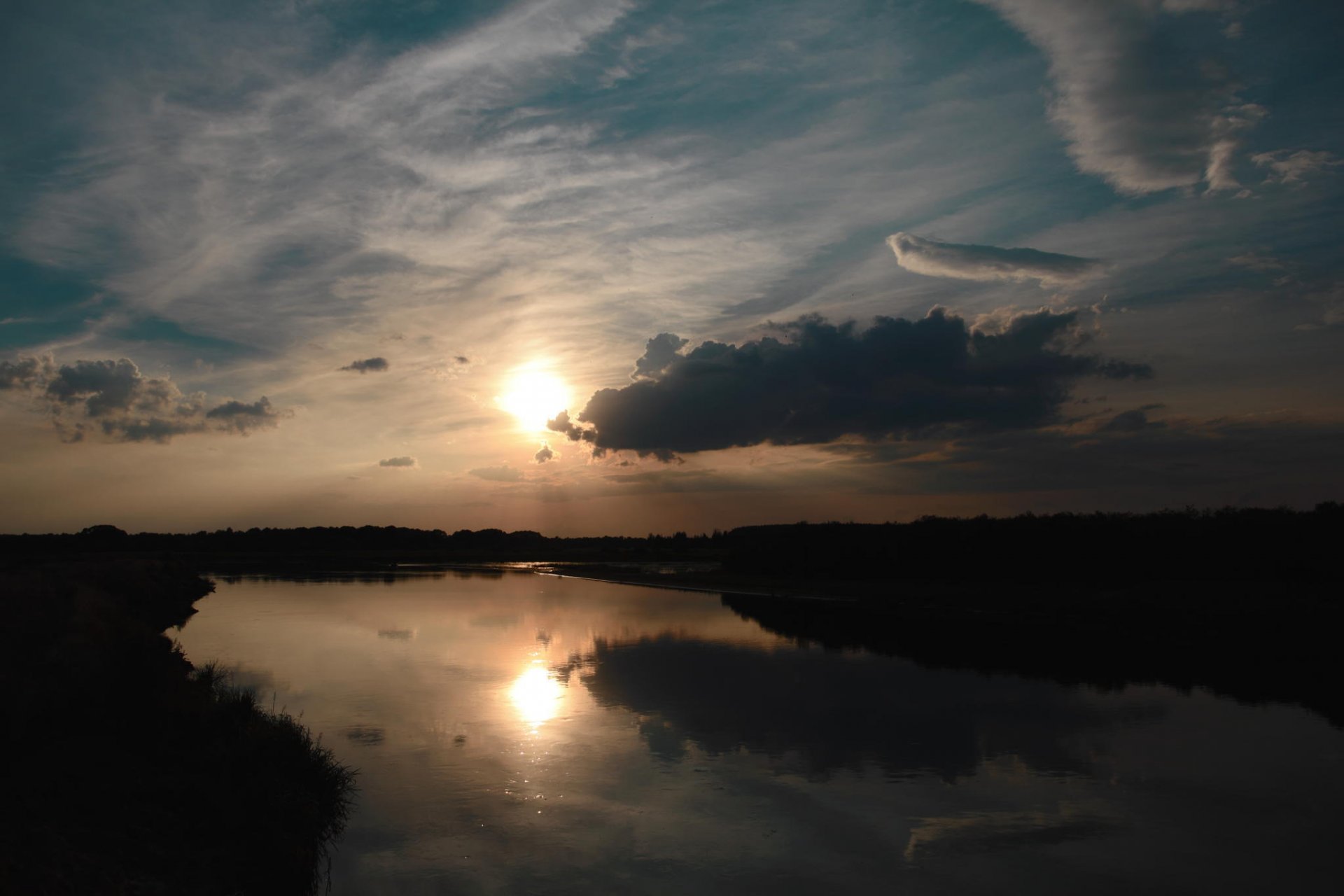 río cielo sol reflexión nubes ☁