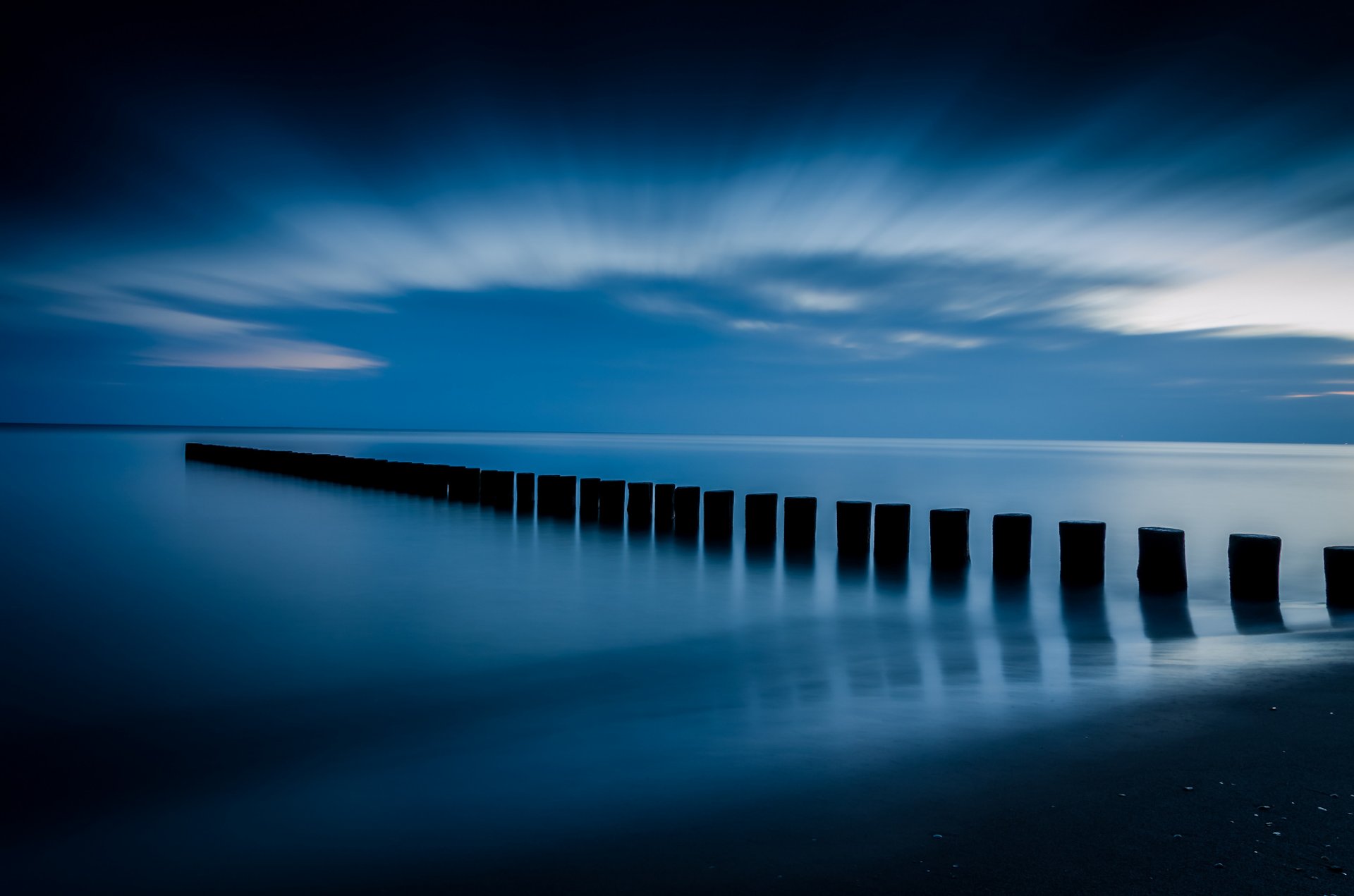 mar costa apoyos calma calma cielo nubes azul antes del amanecer