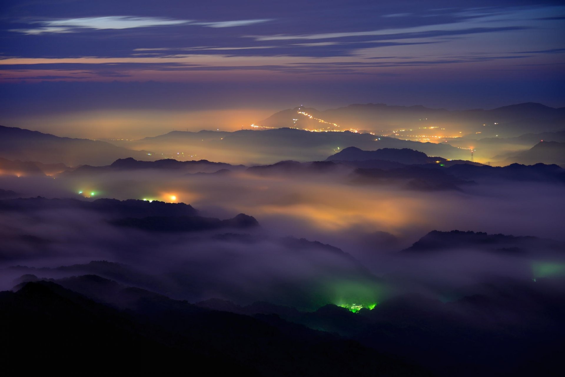 montañas noche resplandor nubes