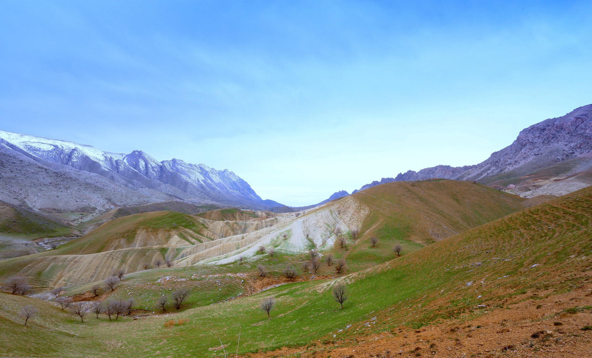 montagnes collines printemps
