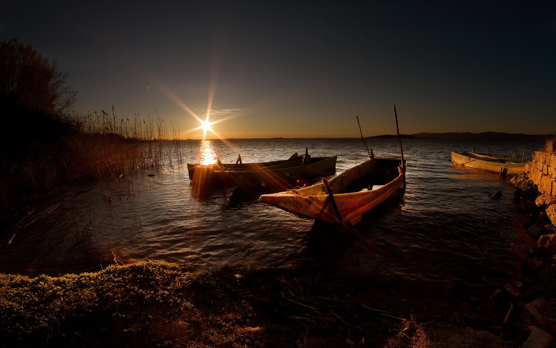 puesta de sol lago barcos paisaje