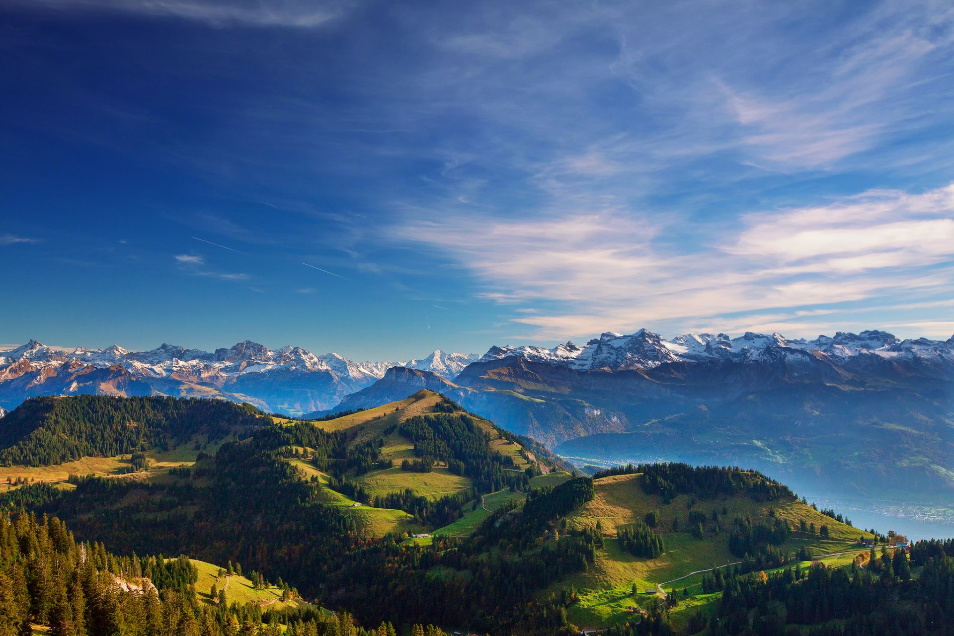 montagnes alpes vallée lumière ciel