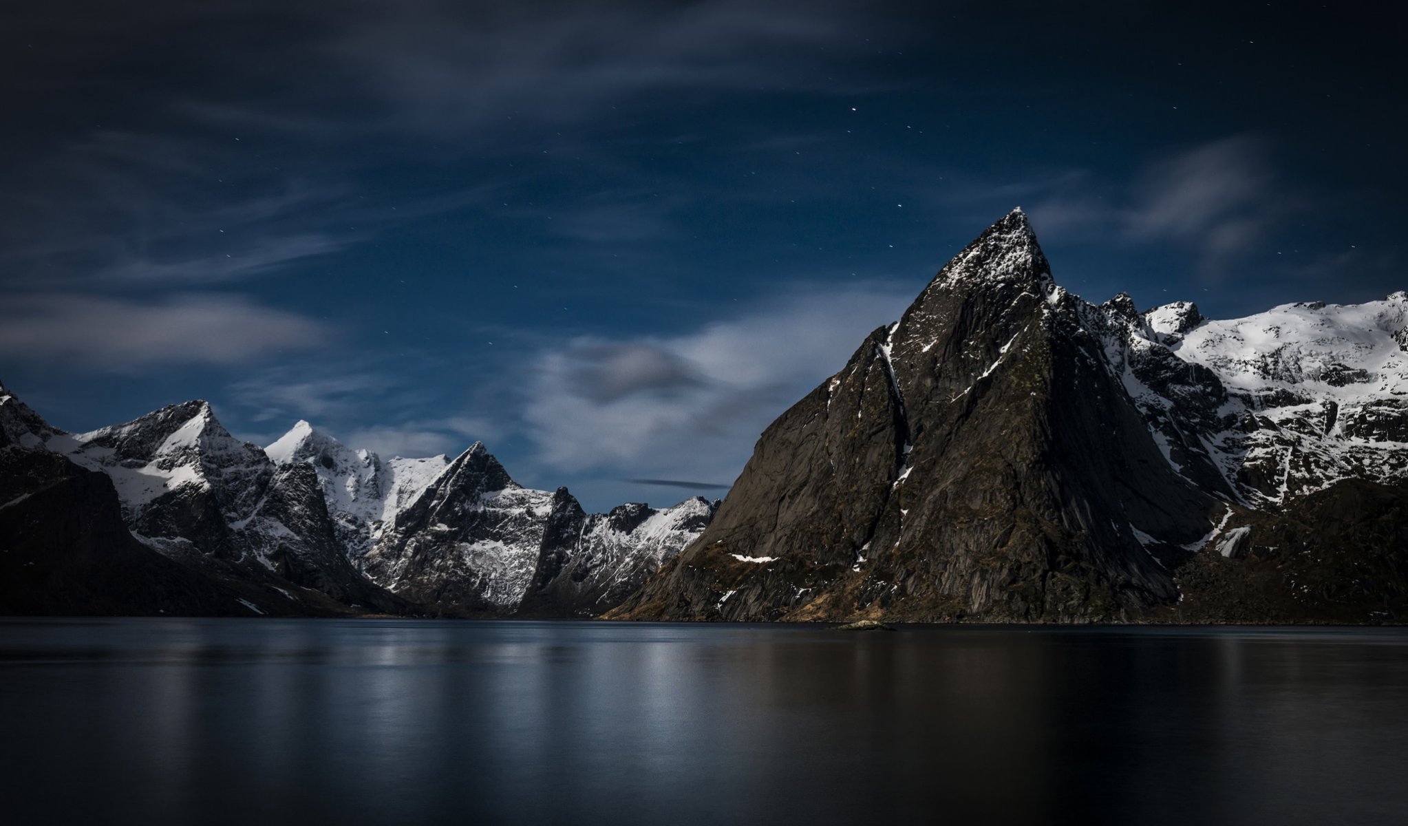lofoten noruega archipiélago rocas nieve mar noche cielo