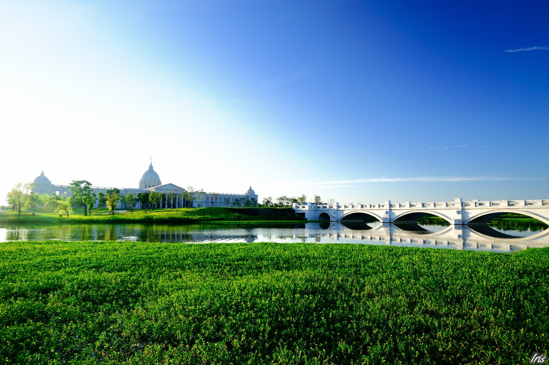 bâtiment palais pont arches rivière ciel herbe plantes verdure ensoleillé
