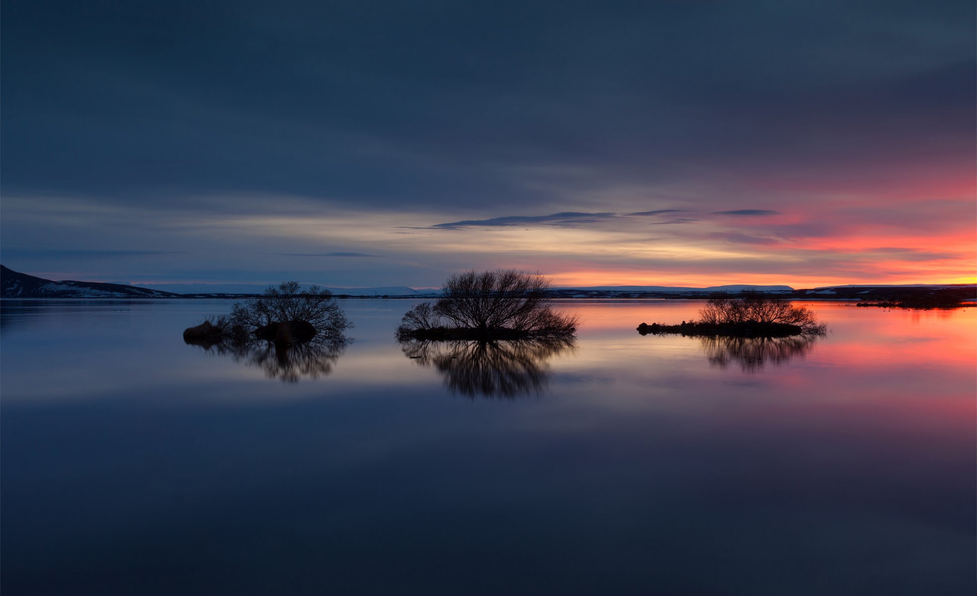 noche lago cielo árboles reflexión